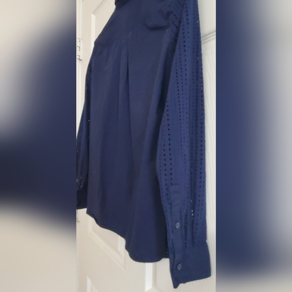 Banana Republic Classic Fit Button Up Navy Blue Eyelet Woman's Shirt. Size XS - Picture 6 of 9